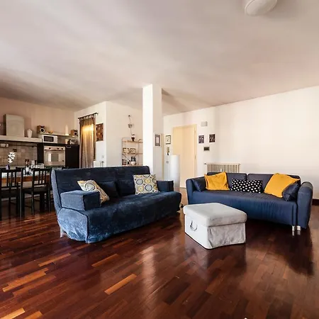 Appartement Hostly - Light And Wood Near The Tower - 100sqm, 6 Pax, 2 Bedrooms, Town Center *
