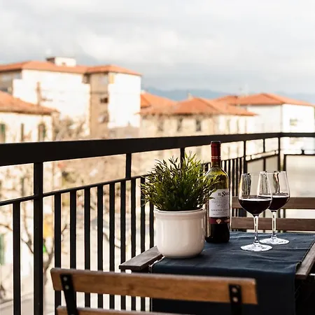 Hostly - Light And Wood Near The Tower - 100sqm, 6 Pax, 2 Bedrooms, Town Center