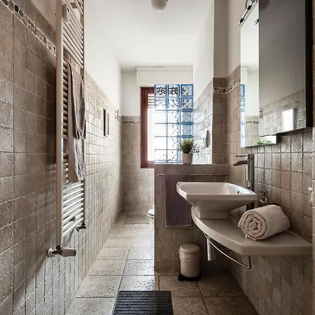 Hostly - Light And Wood Near The Tower - 100sqm, 6 Pax, 2 Bedrooms, Town Center Appartement