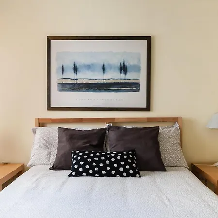 Appartement Hostly - Light And Wood Near The Tower - 100sqm, 6 Pax, 2 Bedrooms, Town Center *
